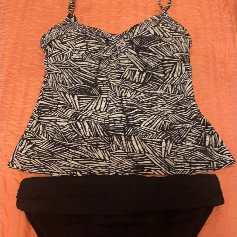 Black and white Tankini Set, top sz 12, btm Sz med
